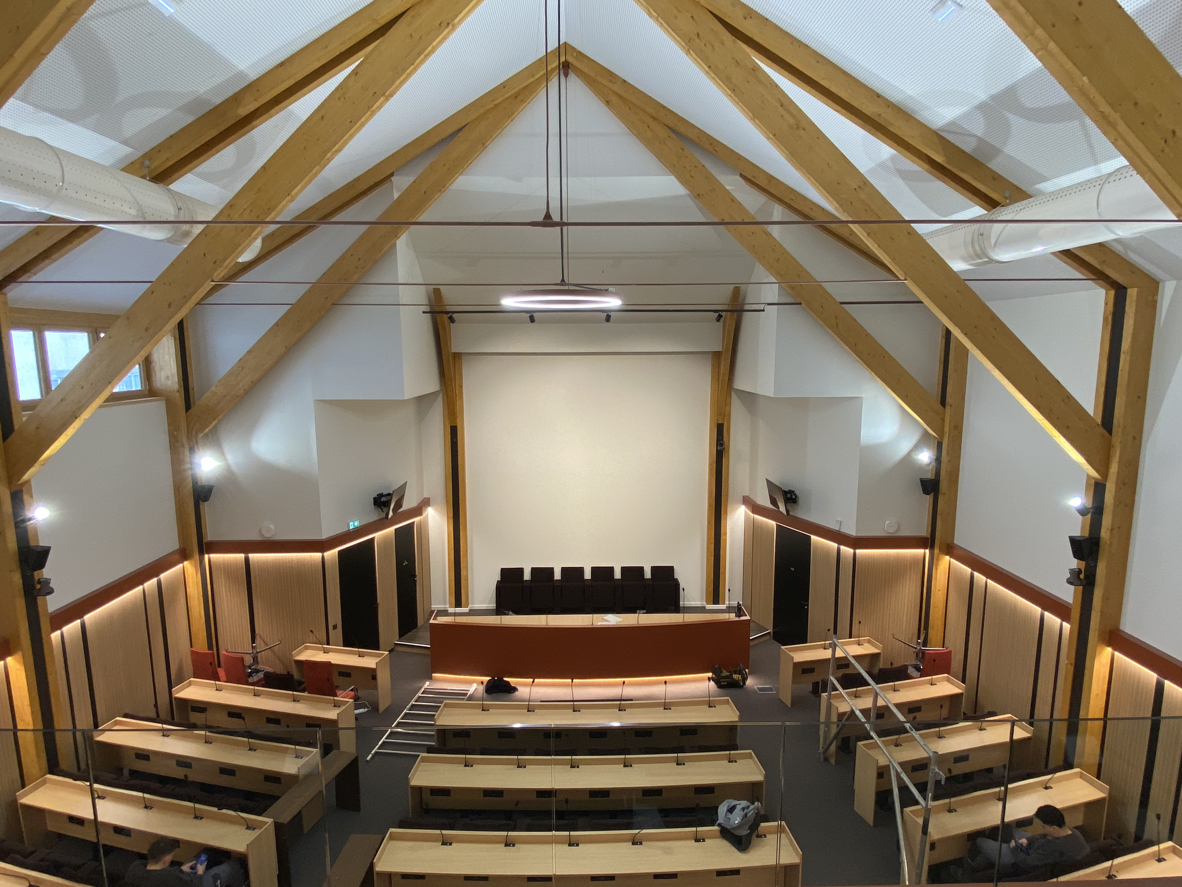 Salle du conseil équipée d'une installation audiovisuelle