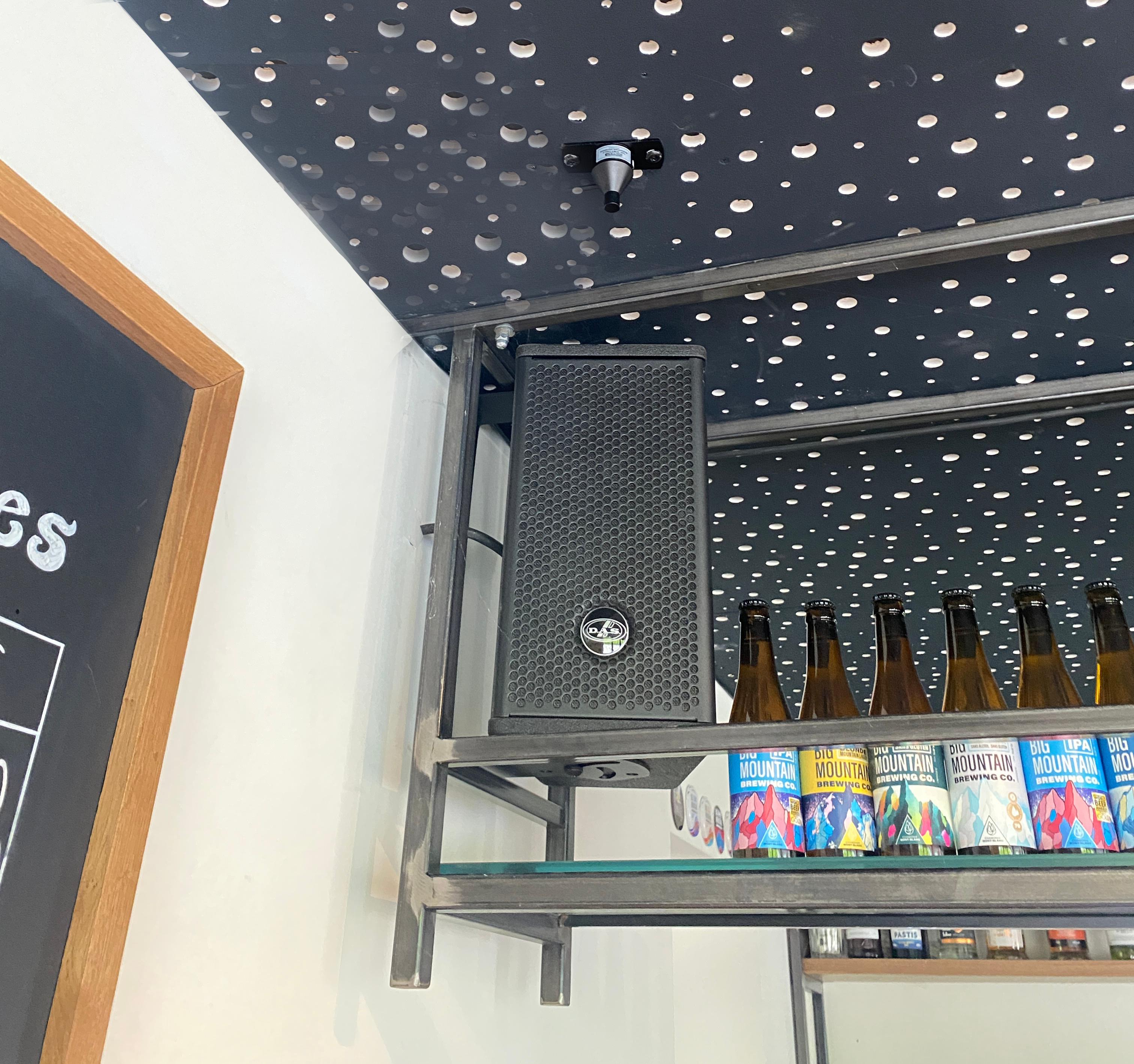 Enceinte intégrée dans un espace audiovisuel